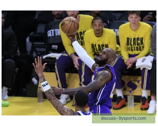 湖人最新阵容调整引发关注詹姆斯状态回暖球队季后赛前景分析